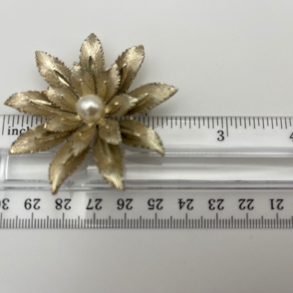 Vintage Lisner Gold Tone Faux Pearl Center Flower Brooch - Picture 5 of 7